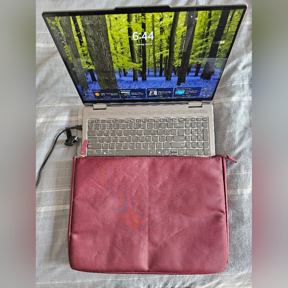 👜 Burgundy Padded Zip Pouch Laptop Bag – 15x11 in.
Spacious and sleek,